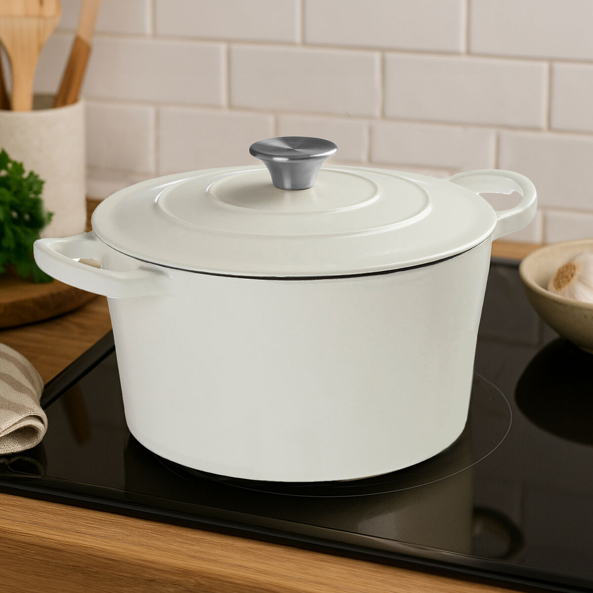 Hygge White Cast Iron 23cm Casserole Dish