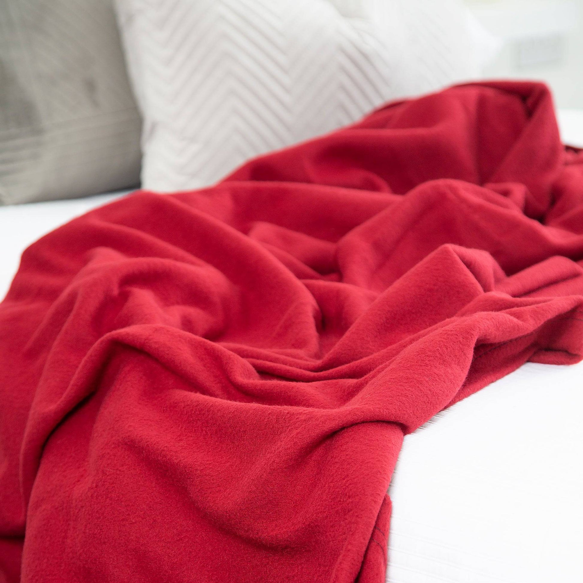 King Size Plain Fleece Blanket - 150 x 200cm - Red - Bargainia.com -  - BLKT-FLEECE-10089