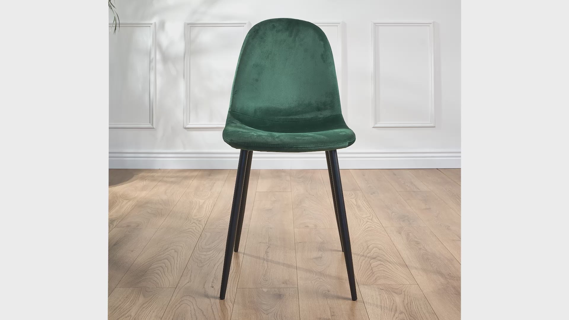 Charger la vidéo : Ron Dining Chair - Emerald Green Velvet Clearance